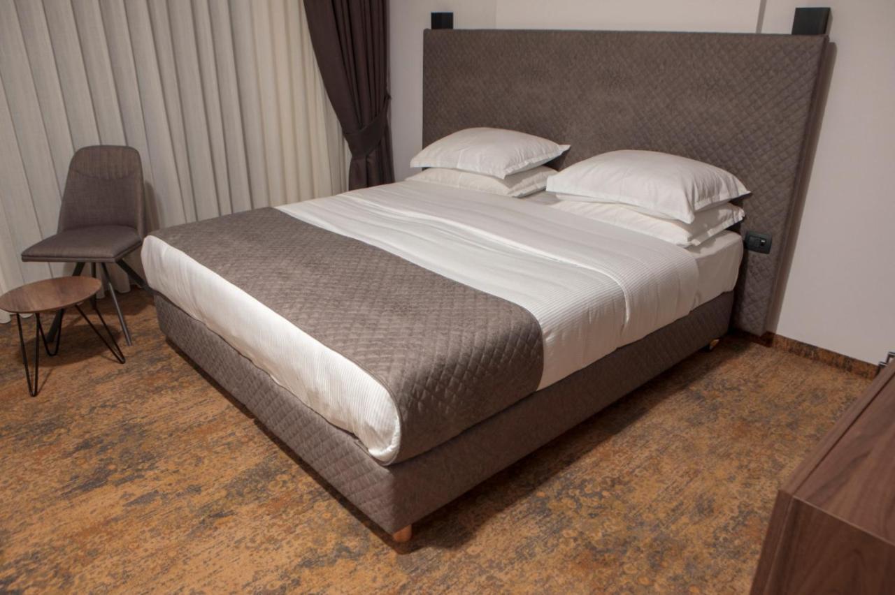 Qama Hotel Kosovo Polje Екстер'єр фото