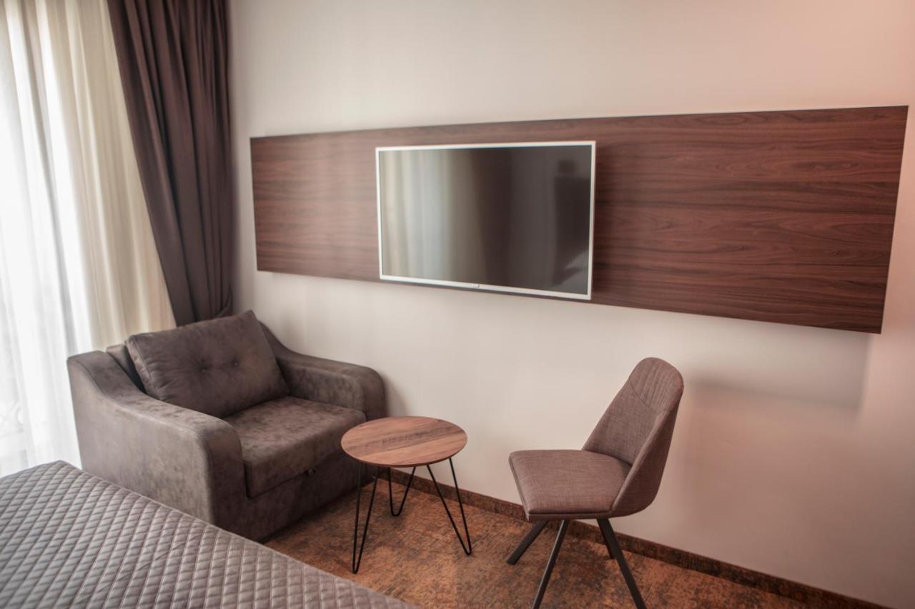 Qama Hotel Kosovo Polje Екстер'єр фото