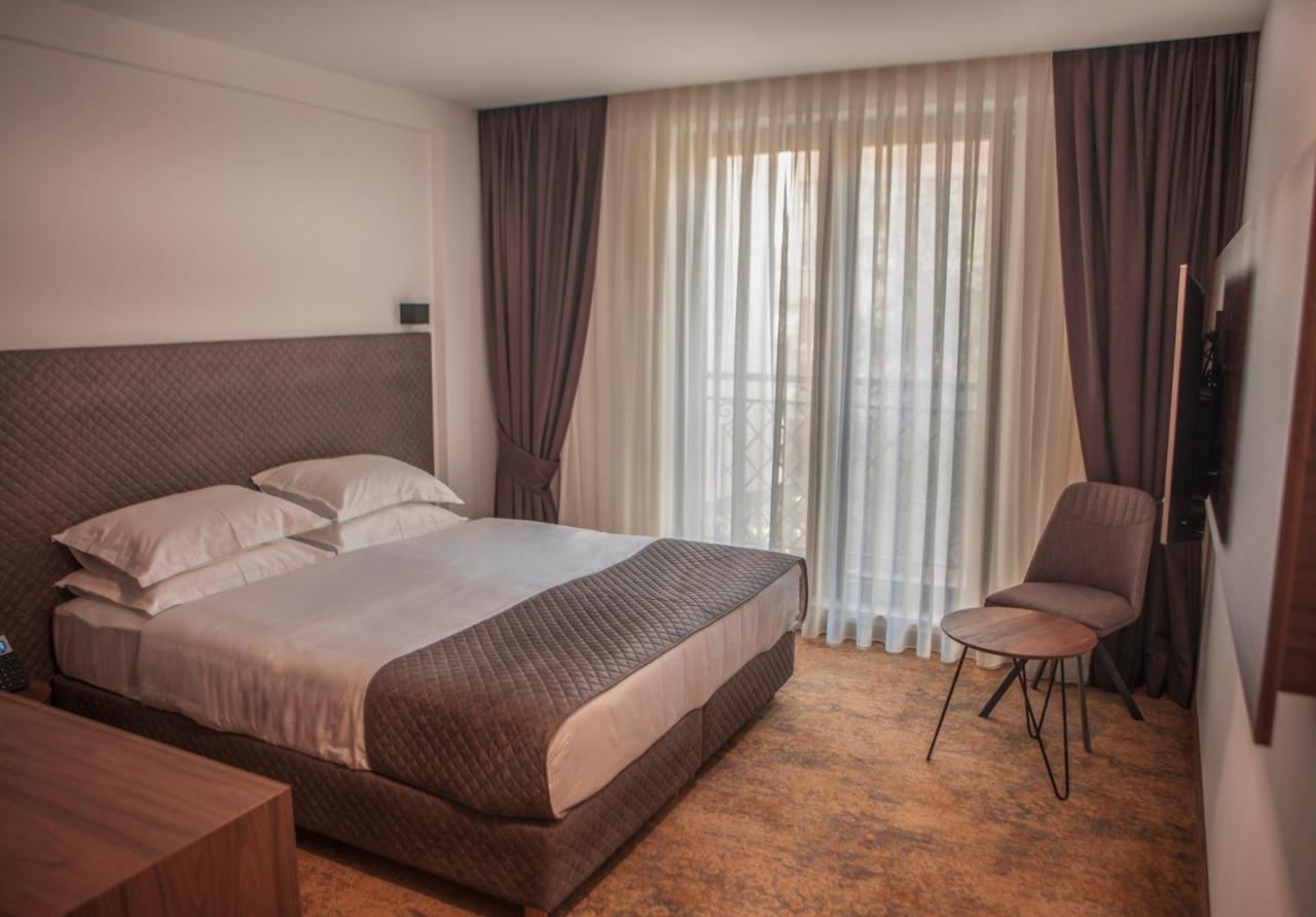 Qama Hotel Kosovo Polje Екстер'єр фото