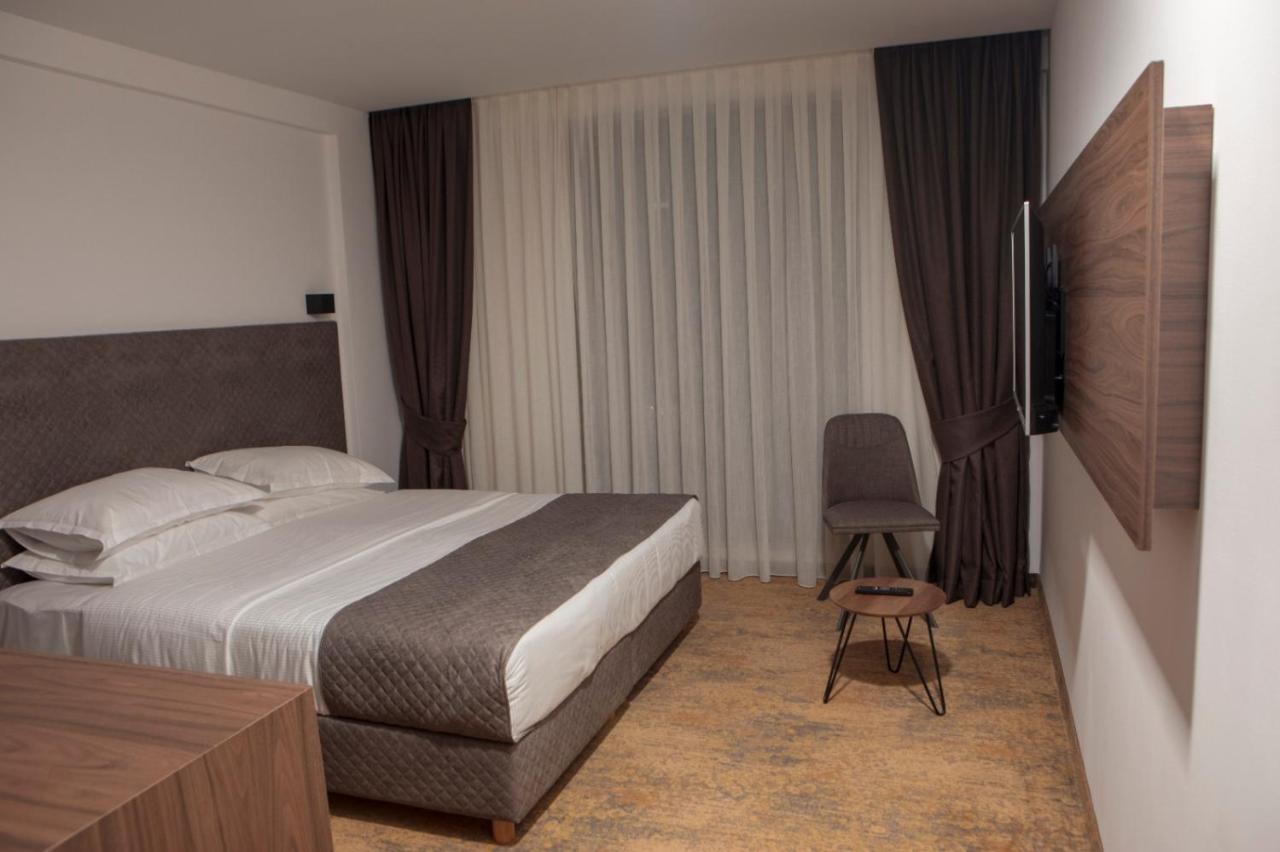 Qama Hotel Kosovo Polje Екстер'єр фото